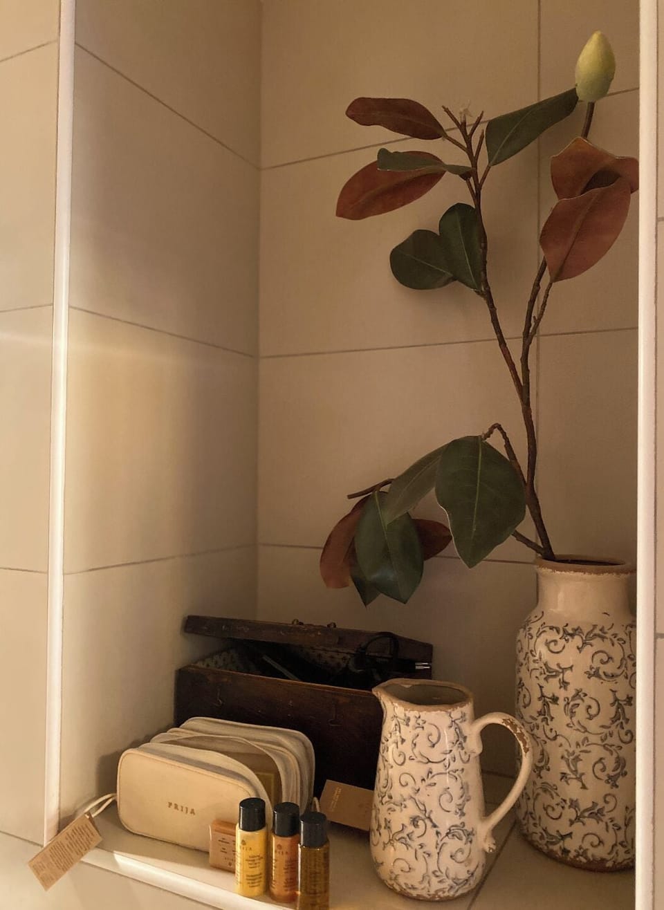 Apartment, Garden View | Bathroom | Shower, rainfall showerhead, free toiletries, hair dryer