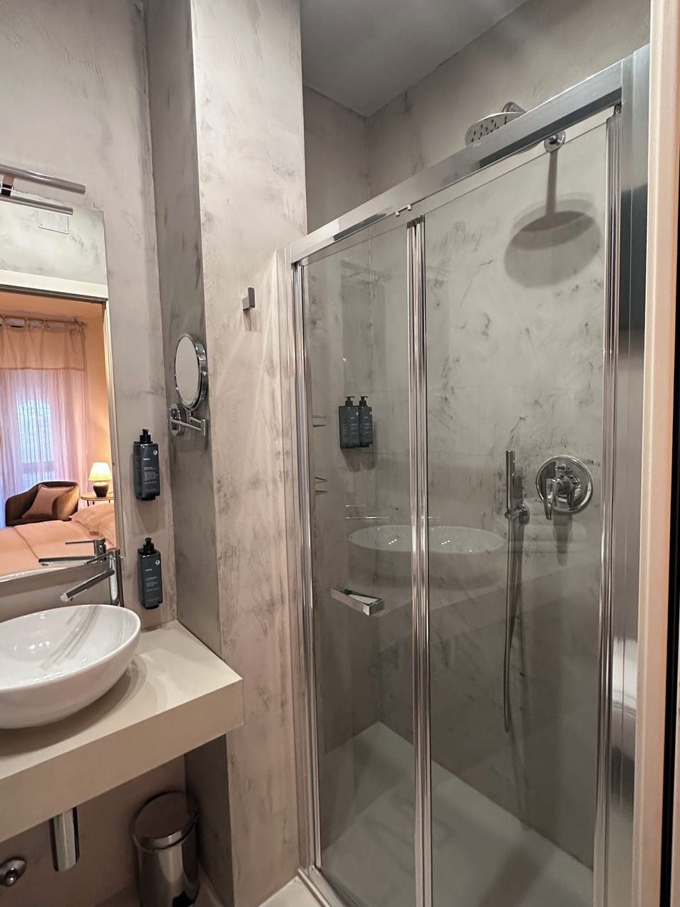 Camera Matrimoniale Standard con Balcone | Bathroom | Shower, rainfall showerhead, free toiletries, hair dryer