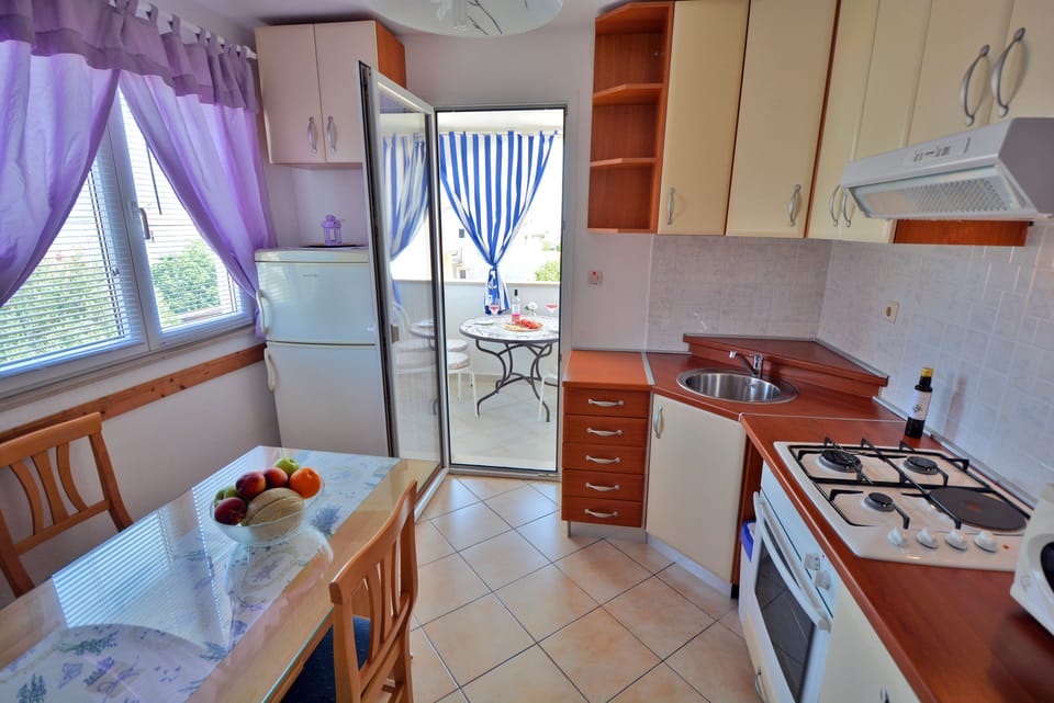 Standard Apartment, 2 Bedrooms, Kitchen | Private kitchen | Shared fridge, microwave
