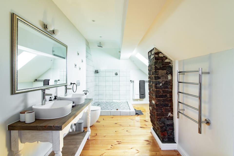 Honeymoon Quadruple Room | Bathroom | Free toiletries, hair dryer, bathrobes, slippers