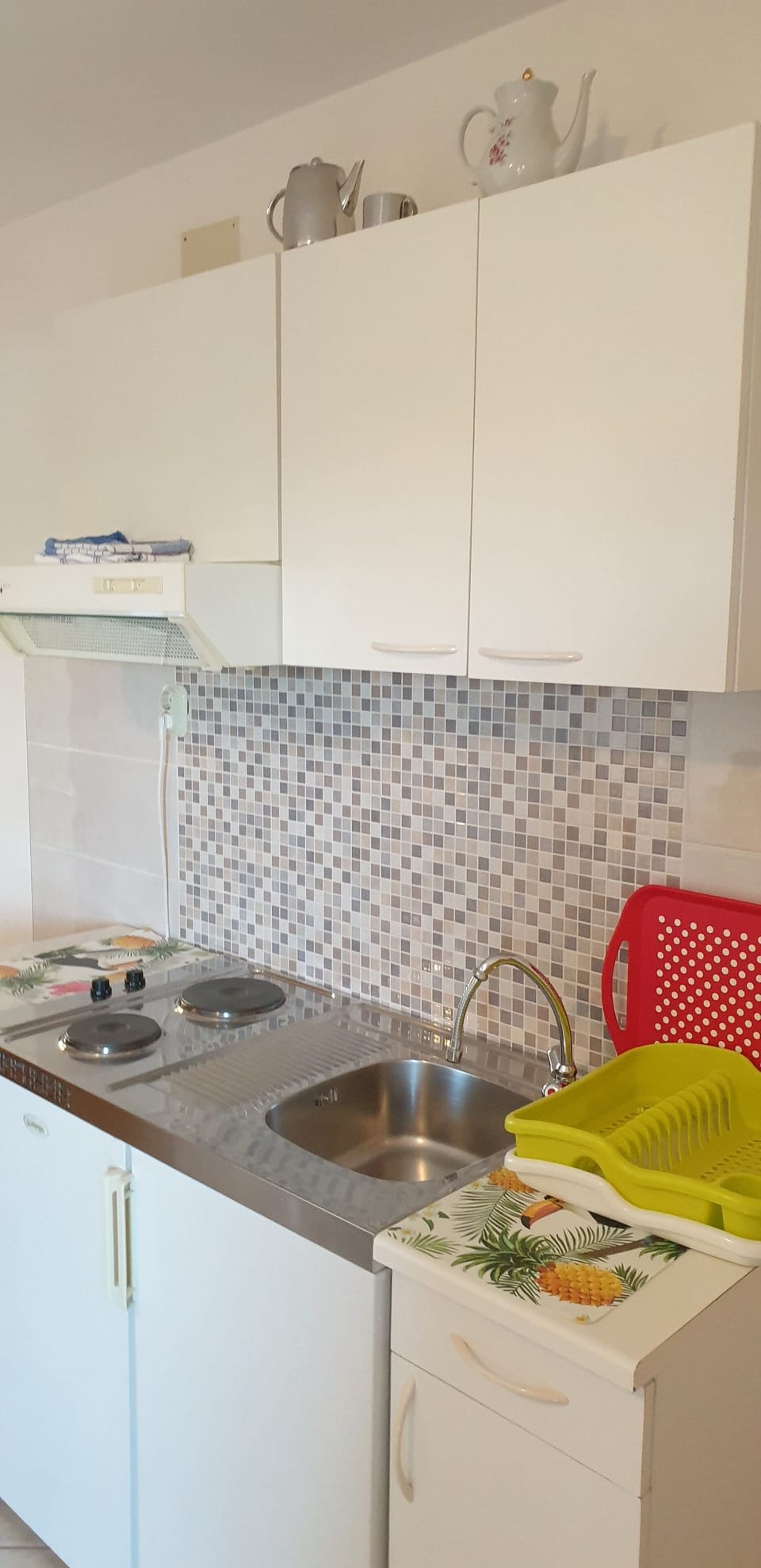 Full-size fridge, dishwasher, espresso maker, coffee/tea maker