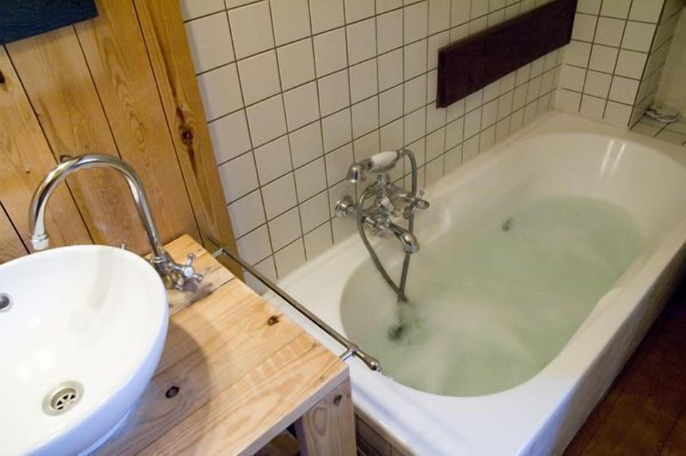 Deep soaking bathtub
