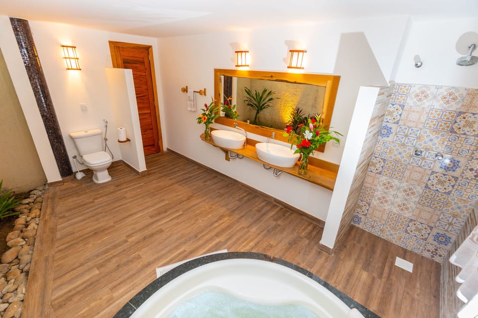 Luxury Room | Bathroom | Shower, free toiletries, towels