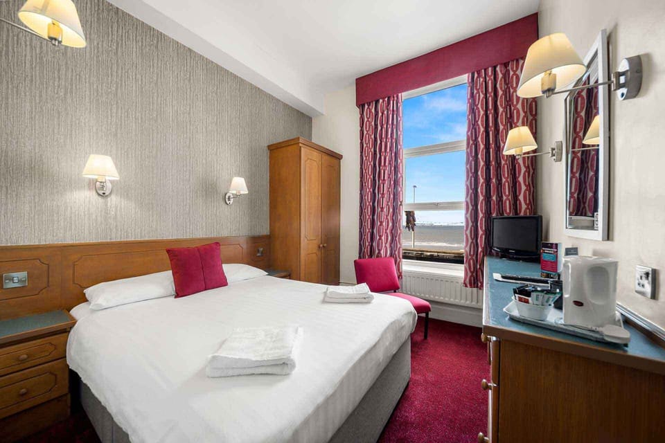 Double Room, Sea View | Iron/ironing board, free WiFi, bed sheets