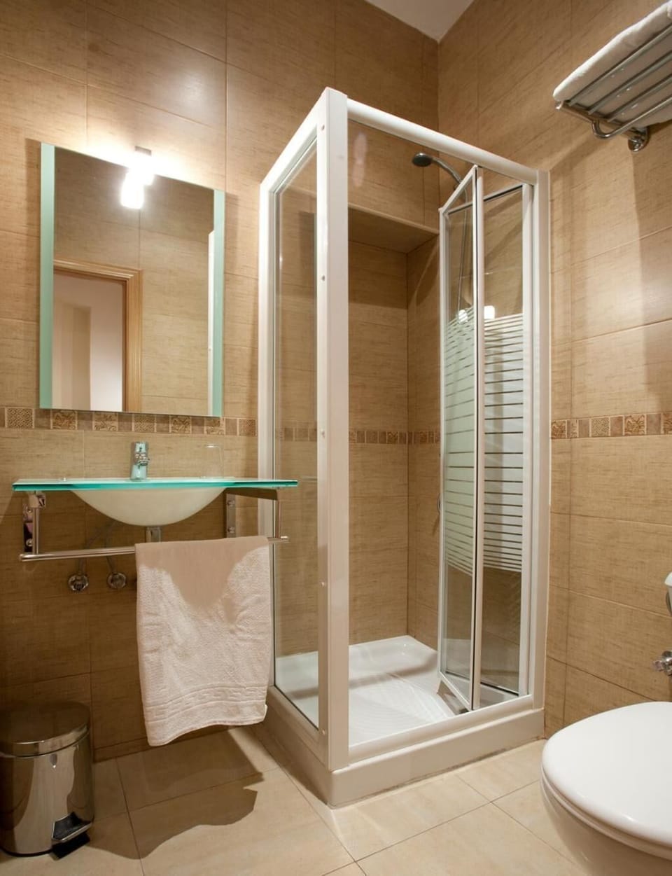 Superior Double Room, Private Bathroom | Bathroom | Shower, hair dryer, towels