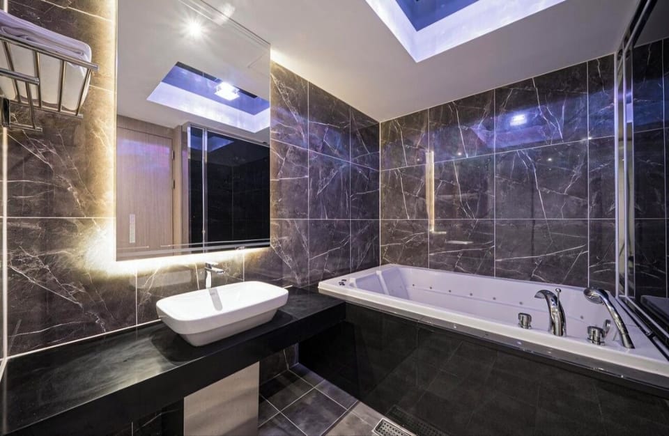Suite | Bathroom | Separate tub and shower, free toiletries, hair dryer, bathrobes