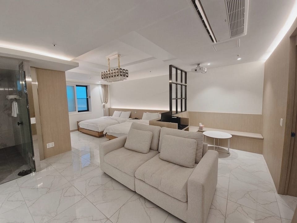 Suite | Desk, soundproofing, free WiFi