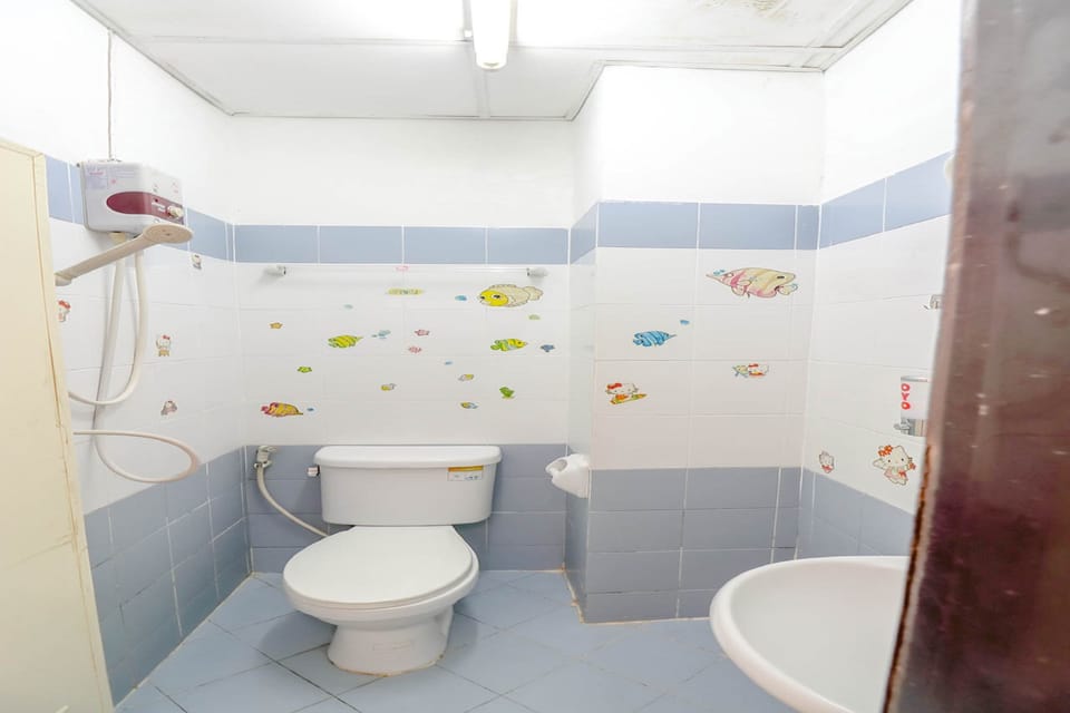 Standard Double Room | Bathroom | Shower, towels, soap, shampoo