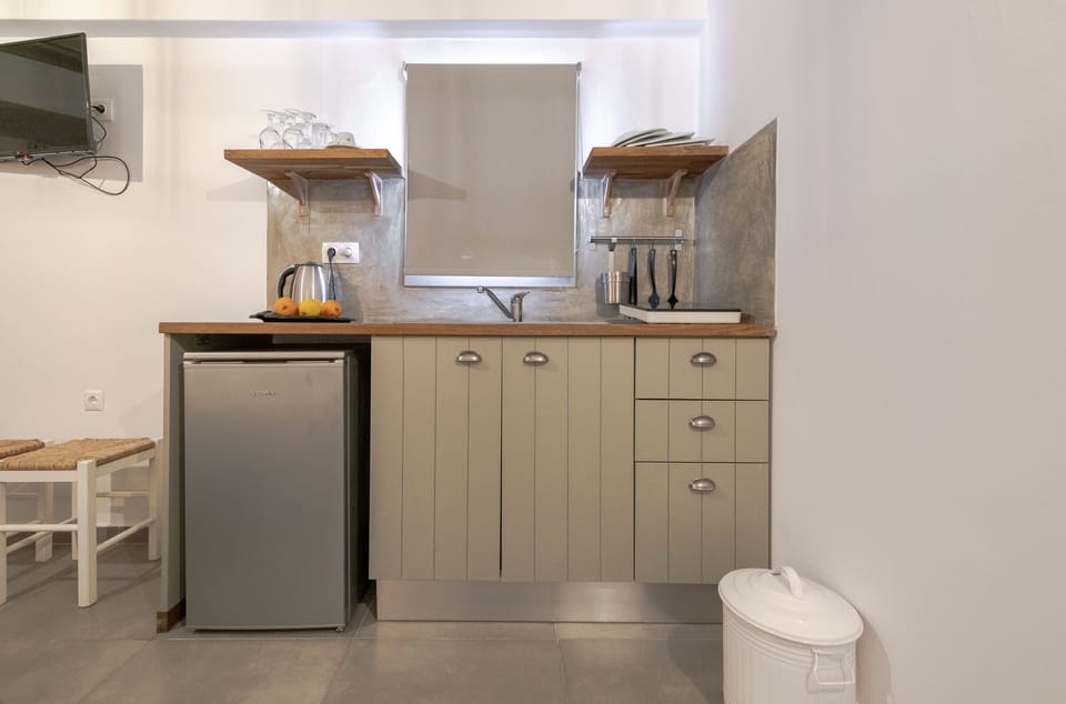 Superior Studio Suite | Private kitchenette | Mini-fridge, stovetop, electric kettle, cookware/dishes/utensils