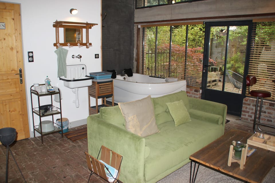 Honeymoon Loft | In-room safe, soundproofing, travel crib, free WiFi