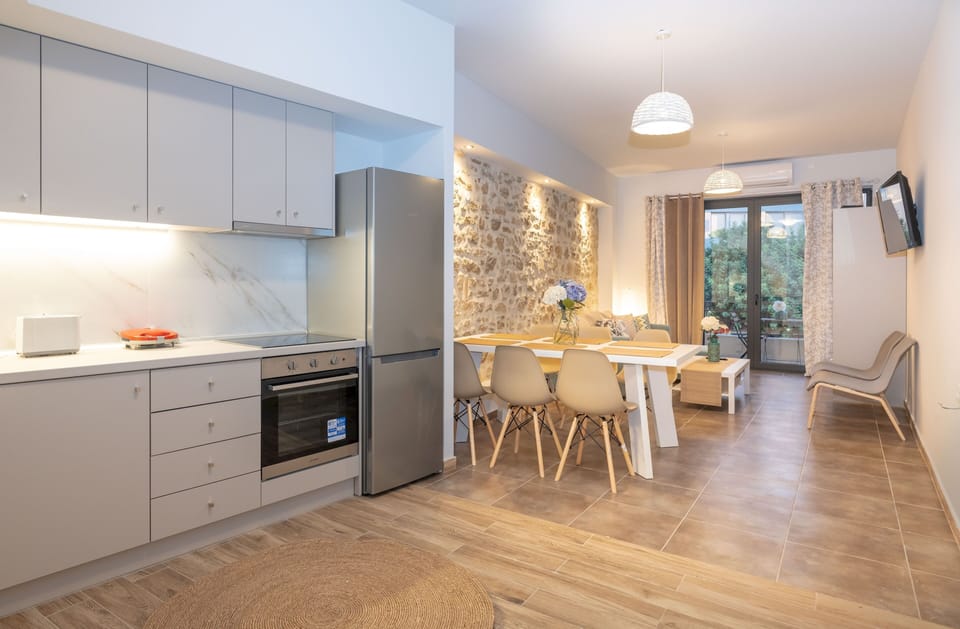 Design Apartment, 2 Bedrooms | Private kitchen | Fridge, microwave, oven, stovetop