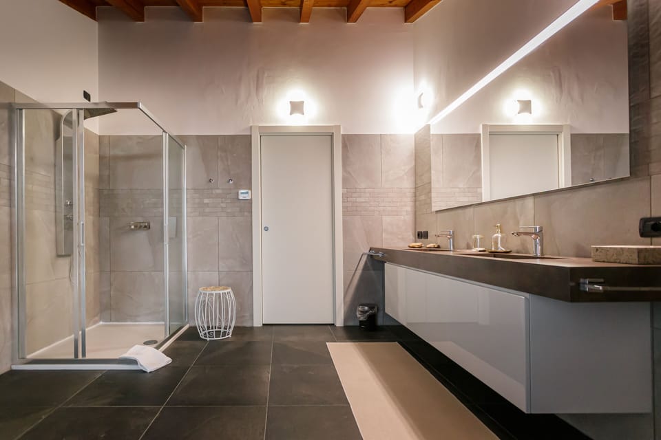 Luxury Quadruple Room | Bathroom | Bidet, towels, soap, toilet paper