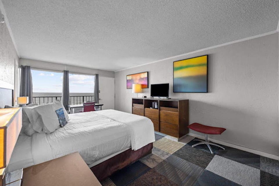 Basic Single Room, 1 King Bed | In-room safe, laptop workspace, iron/ironing board (on request)