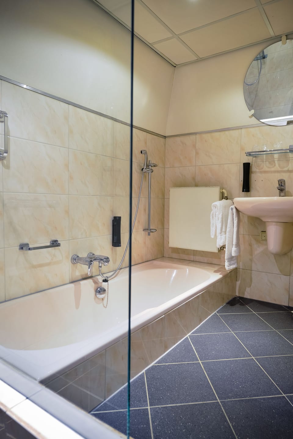 Suite | Desk, rollaway beds, free WiFi, bed sheets