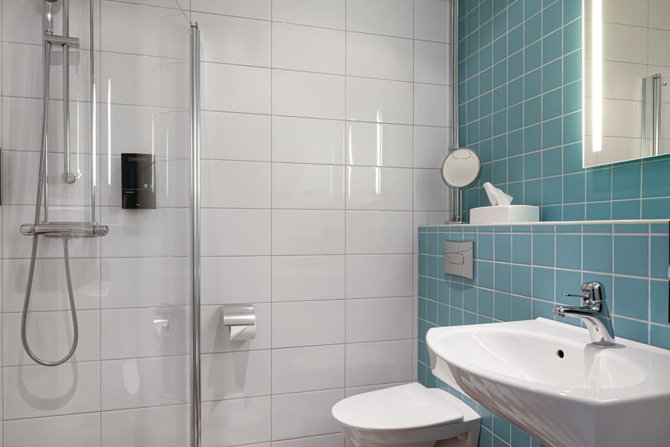 Shower, free toiletries, hair dryer, towels