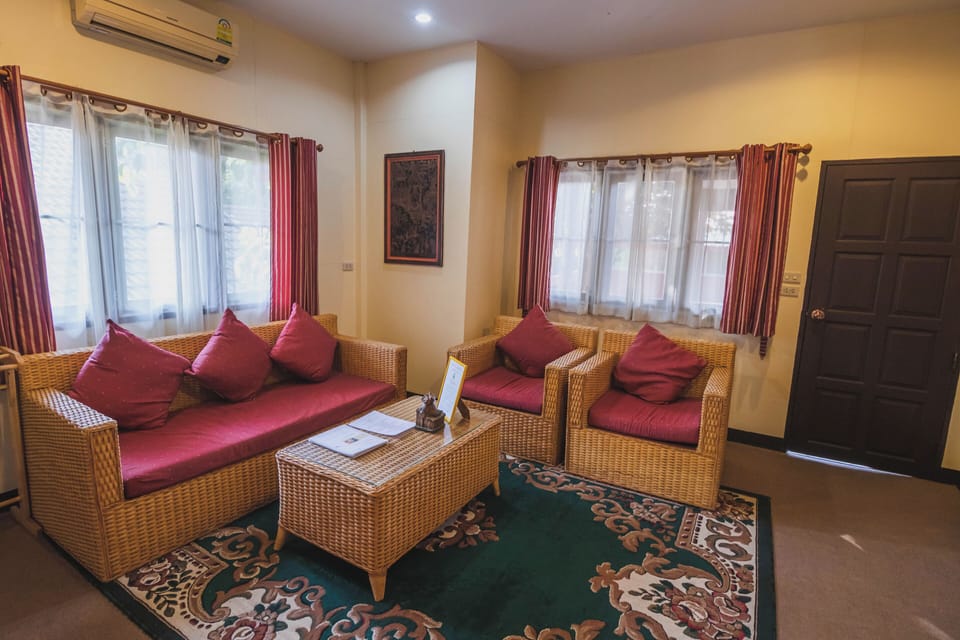Deluxe King Room | Desk, free WiFi