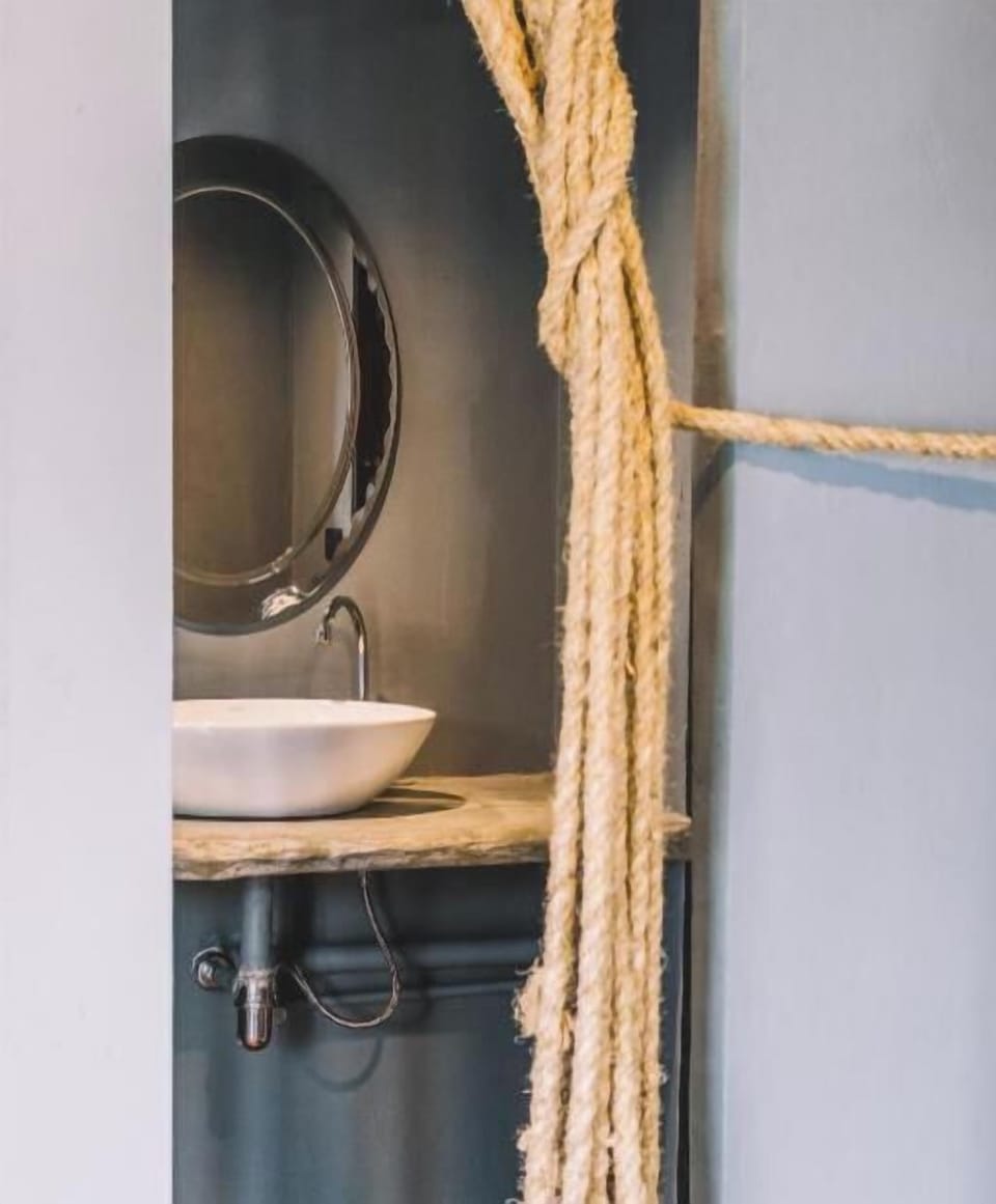 Family room 4 pax (Private bathroom) | Bathroom | Shower, towels