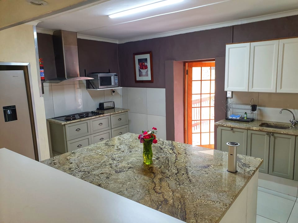 Exclusive Cottage | Private kitchen | Fridge, microwave, oven, stovetop