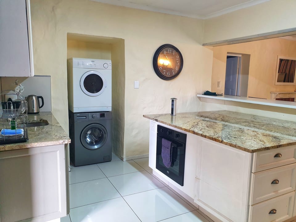 Exclusive Cottage | Private kitchen | Fridge, microwave, oven, stovetop