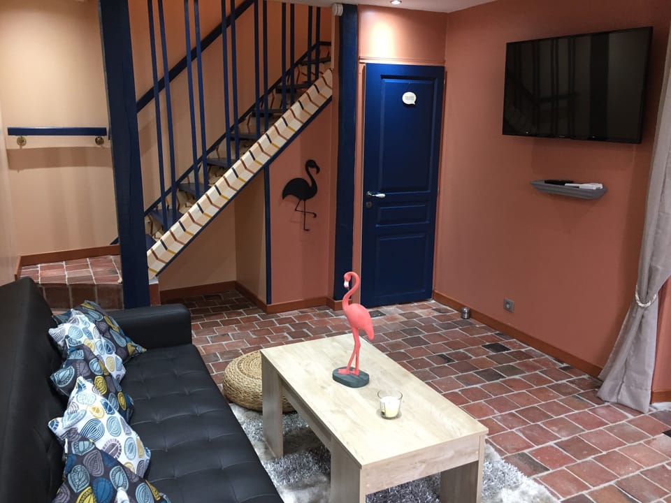 Duplex (Les Clos) | Living area | 40-inch flat-screen TV with digital channels, TV