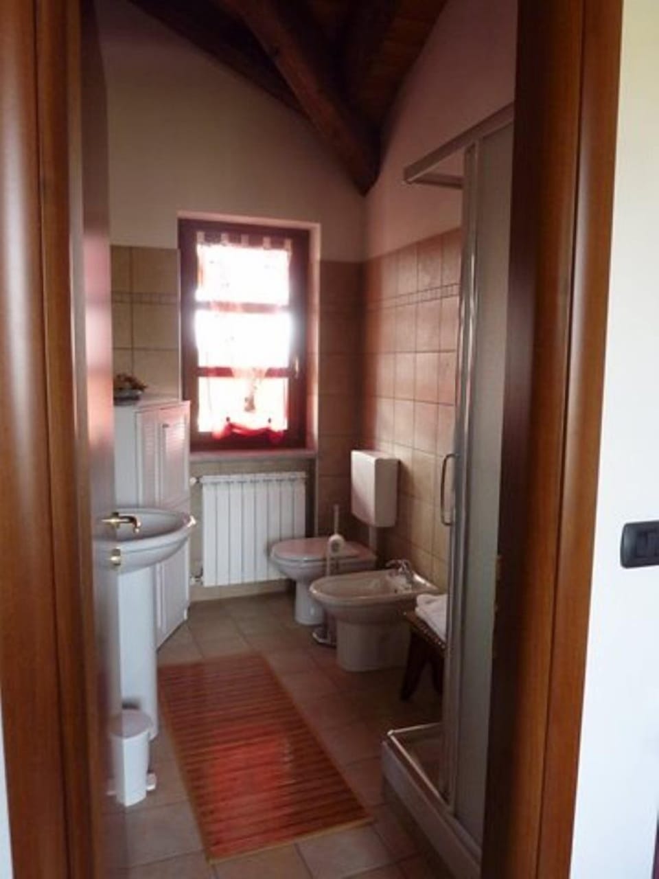 Shower, rainfall showerhead, free toiletries, hair dryer
