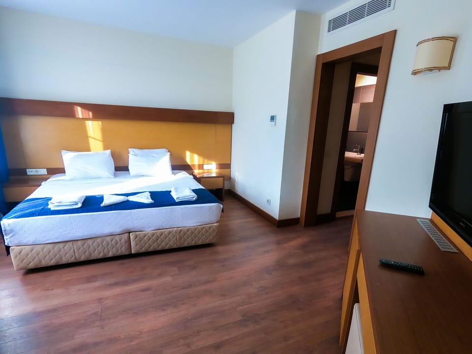 Minibar, soundproofing, bed sheets