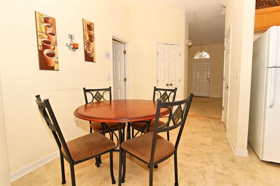 Villa, 5 Bedrooms | In-room dining