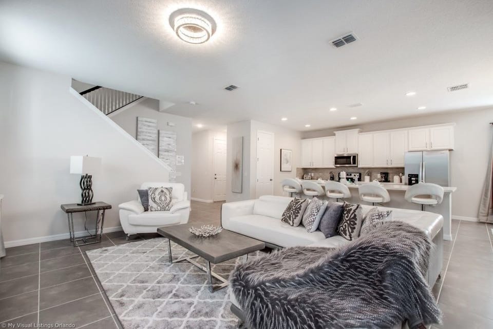 Villa, 6 Bedrooms | Living room | 55-inch Smart TV with cable channels