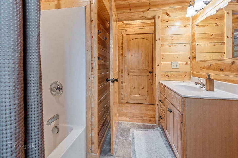 Foxes' Den Cabin with Private Hot Tub and Arcade Game by RedAwning Cabin in Pigeon Forge
