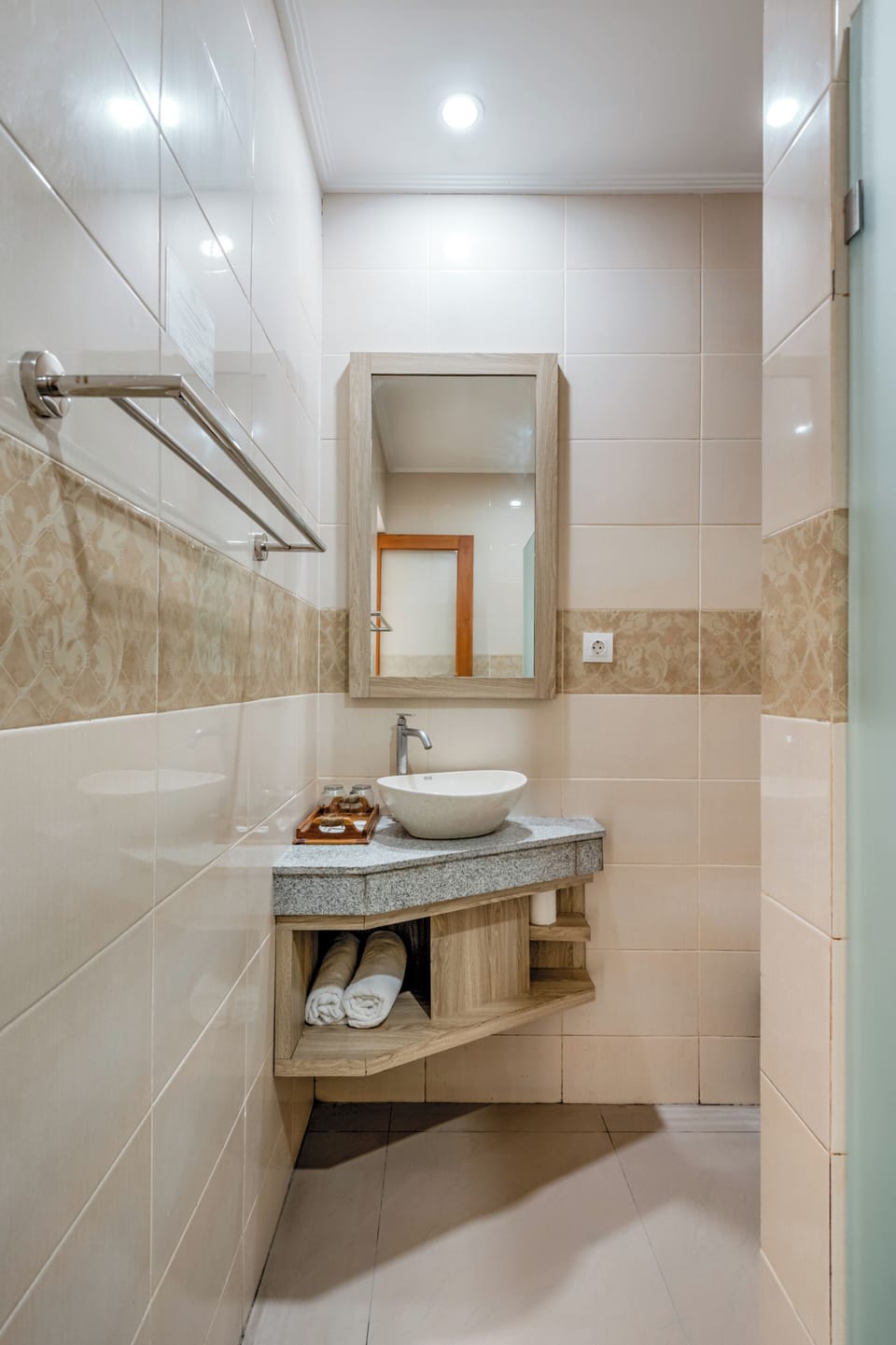 Standard Room, 1 Queen Bed | Bathroom | Shower, free toiletries, hair dryer, towels