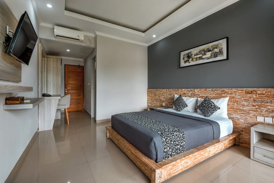 Standard Room, 1 Queen Bed | In-room safe, desk, blackout drapes, iron/ironing board