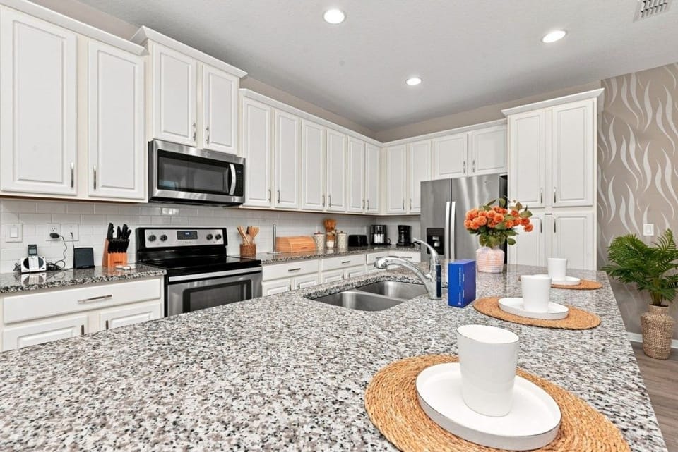 Townhome, 5 Bedrooms | Private kitchen