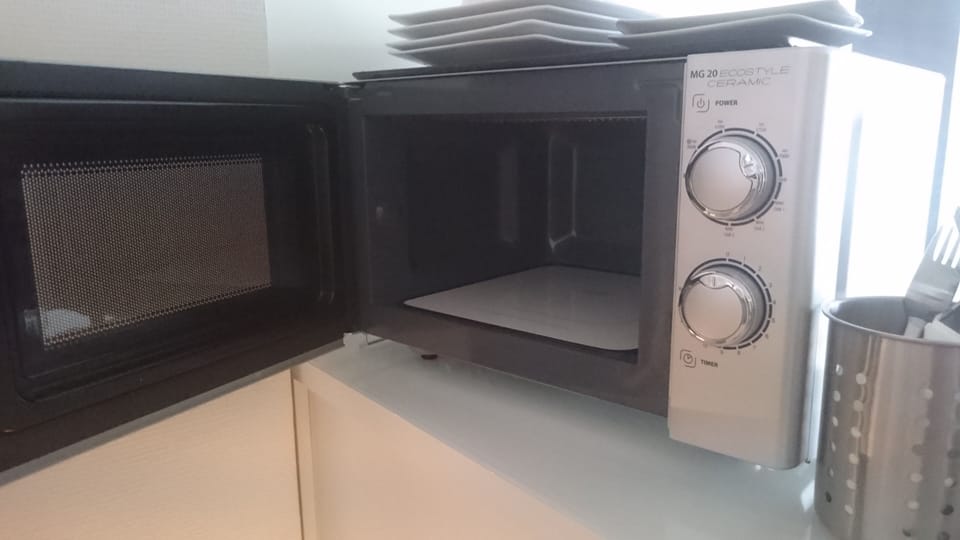 Design Studio, Balcony, Garden View (B'nB) | Microwave
