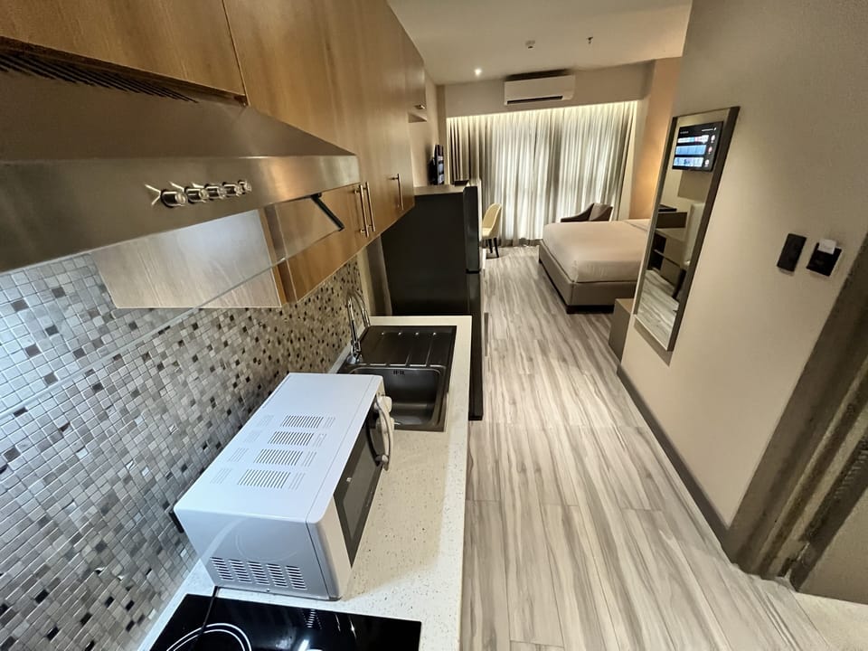 Standard Studio Suite | Bathroom | Free toiletries, hair dryer, bathrobes, slippers
