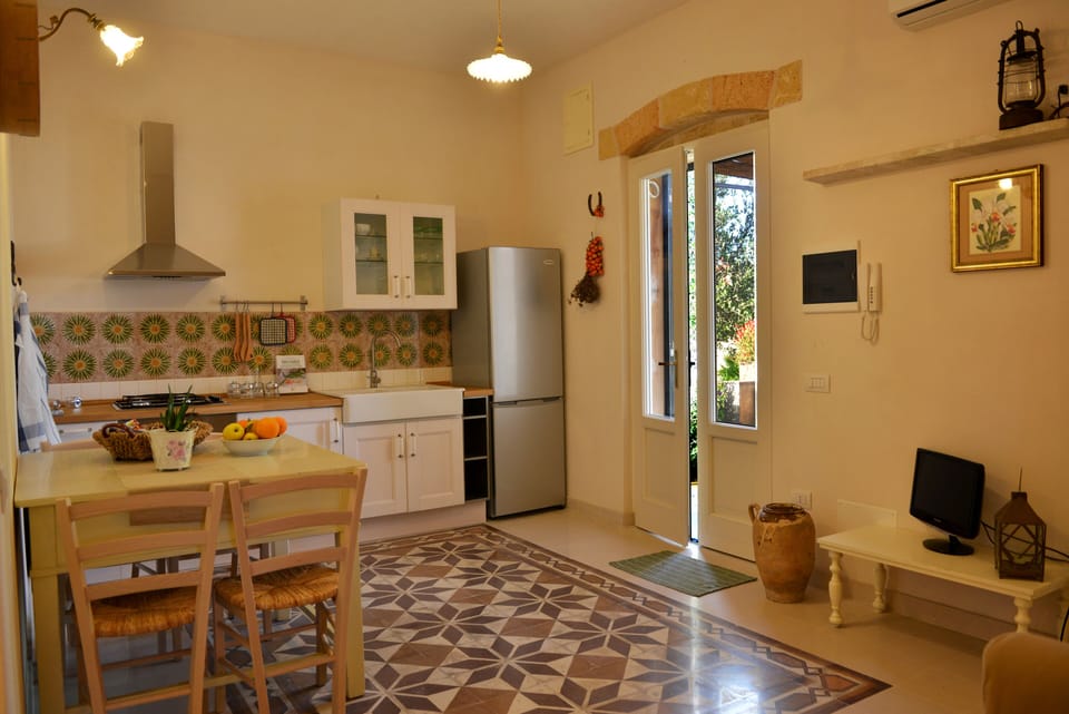 Desk, soundproofing, free cribs/infant beds, free WiFi