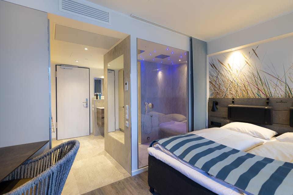 Comfort Room, 1 Bedroom, Non Smoking, Courtyard View | Hypo-allergenic bedding, desk, soundproofing, iron/ironing board