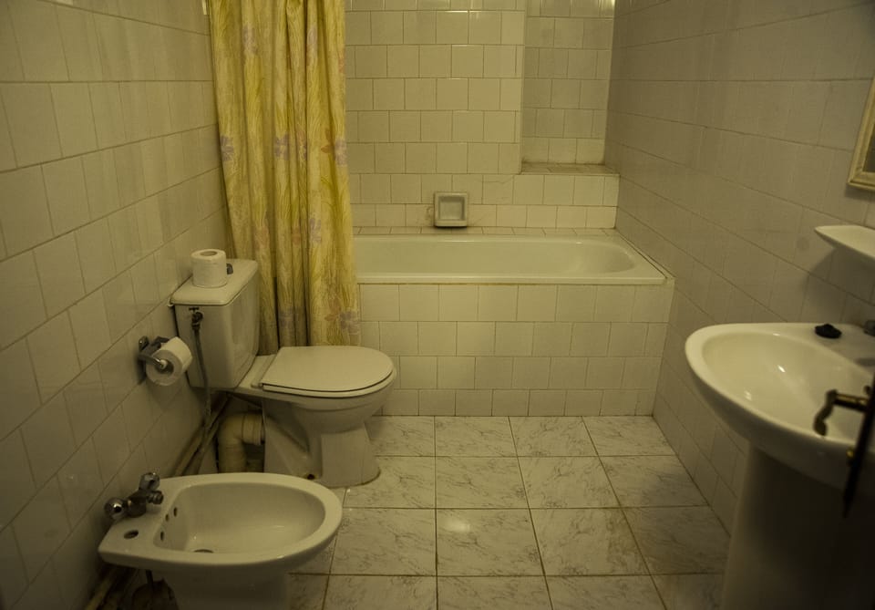 Deluxe Twin Room | Bathroom | Rainfall showerhead, towels, soap, toilet paper