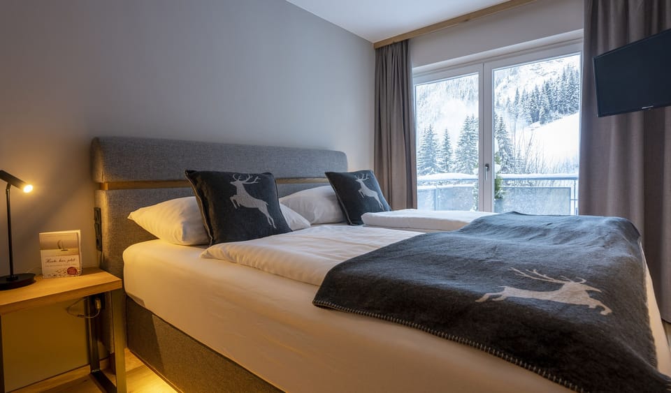 Suite, 1 Bedroom, Mountain View | Hypo-allergenic bedding, Select Comfort beds, minibar, in-room safe