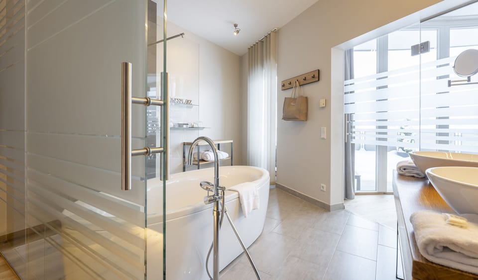 Suite, 1 Bedroom, Mountain View | Bathroom | Shower, free toiletries, hair dryer, bathrobes