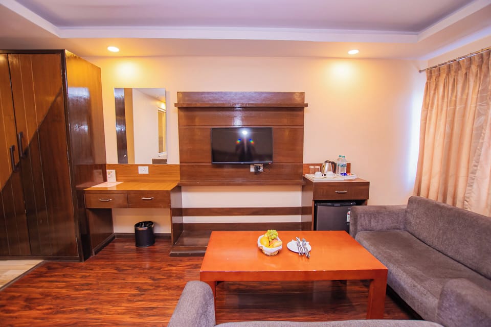 Executive Studio Suite | Minibar, in-room safe, desk, soundproofing