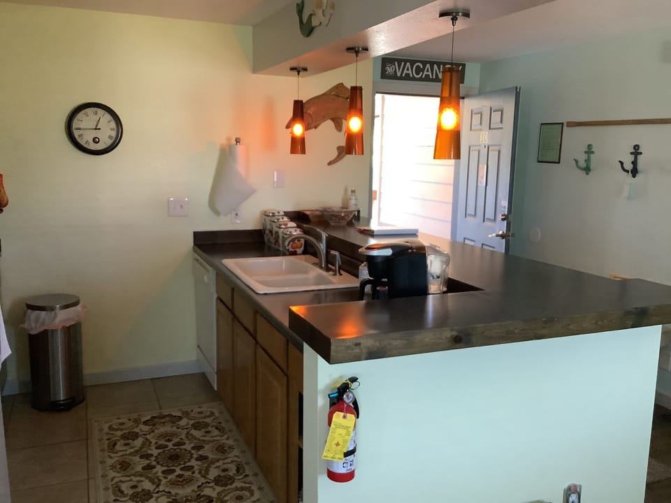 Family Suite, 2 Bedrooms, Kitchen (Unit 10) | Private kitchen | Microwave, coffee/tea maker