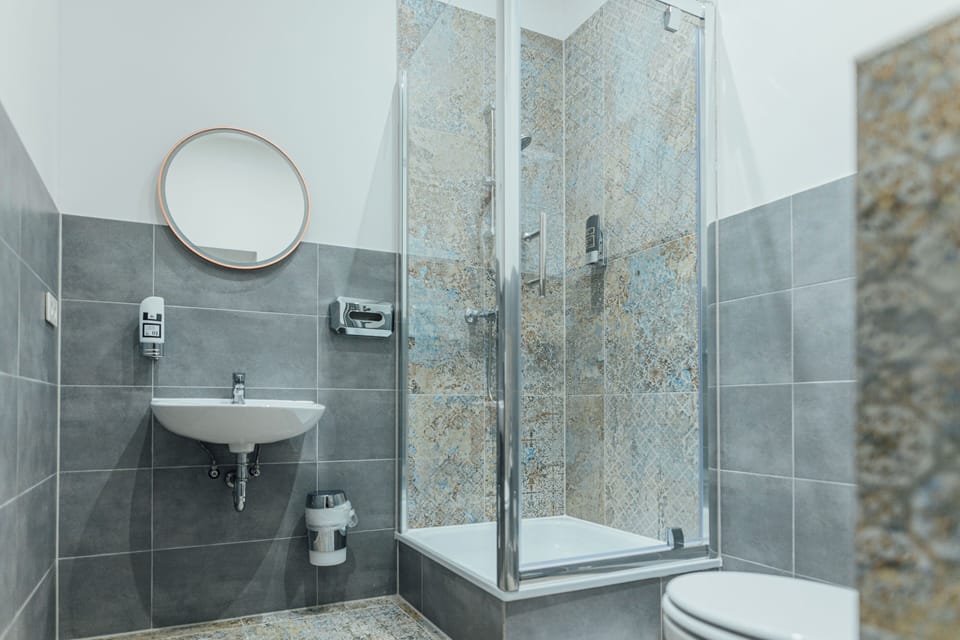 Double Room | Bathroom | Shower, free toiletries, hair dryer, towels