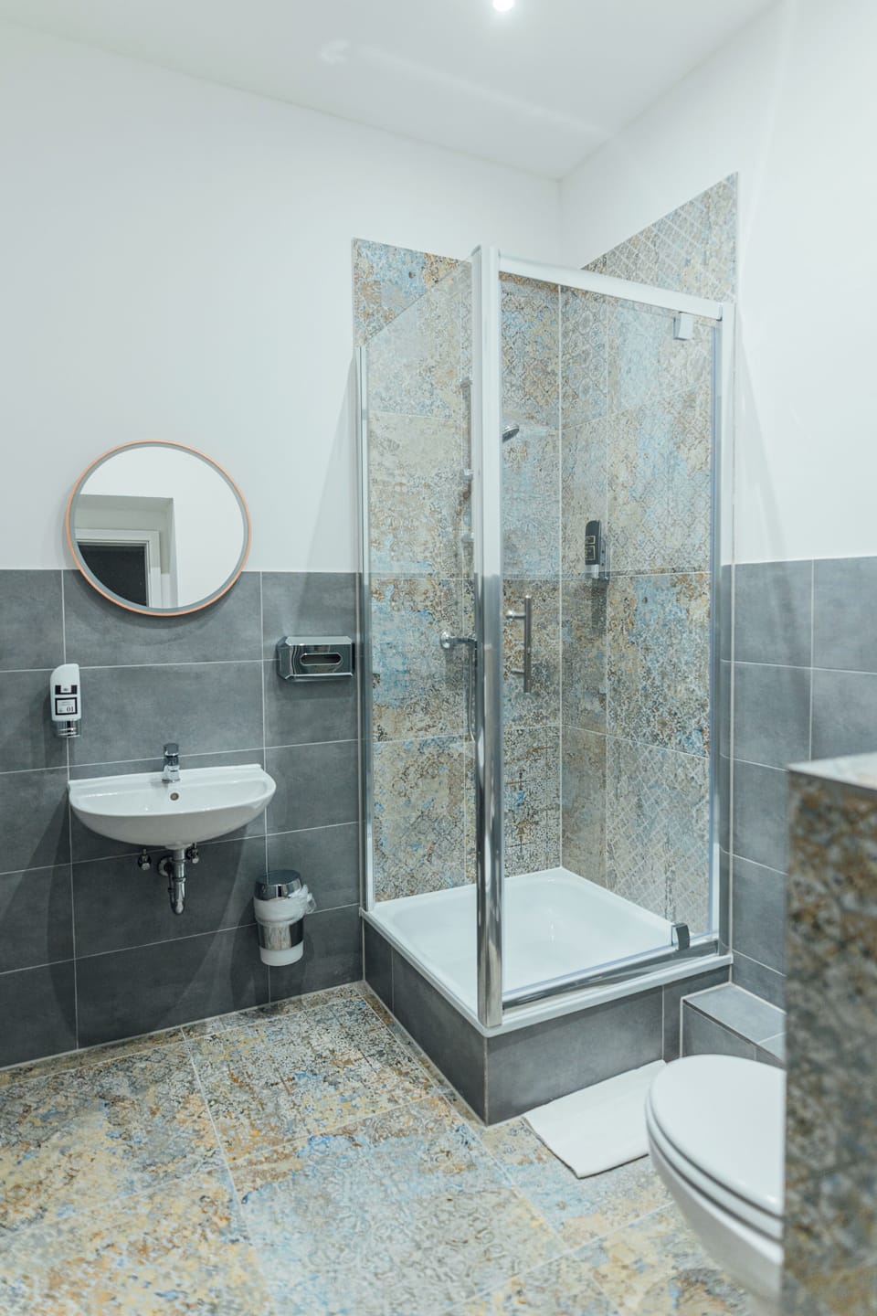 Double Room | Bathroom | Shower, free toiletries, hair dryer, towels