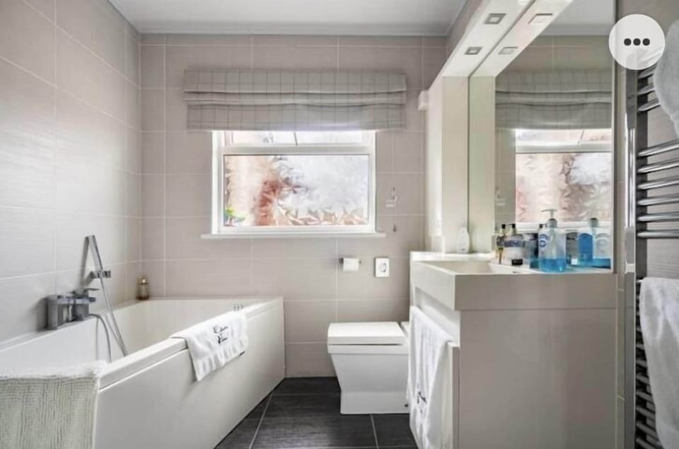 Standard Room, 2 Twin Beds, Shared Bathroom | Bathroom | Free toiletries, hair dryer, towels