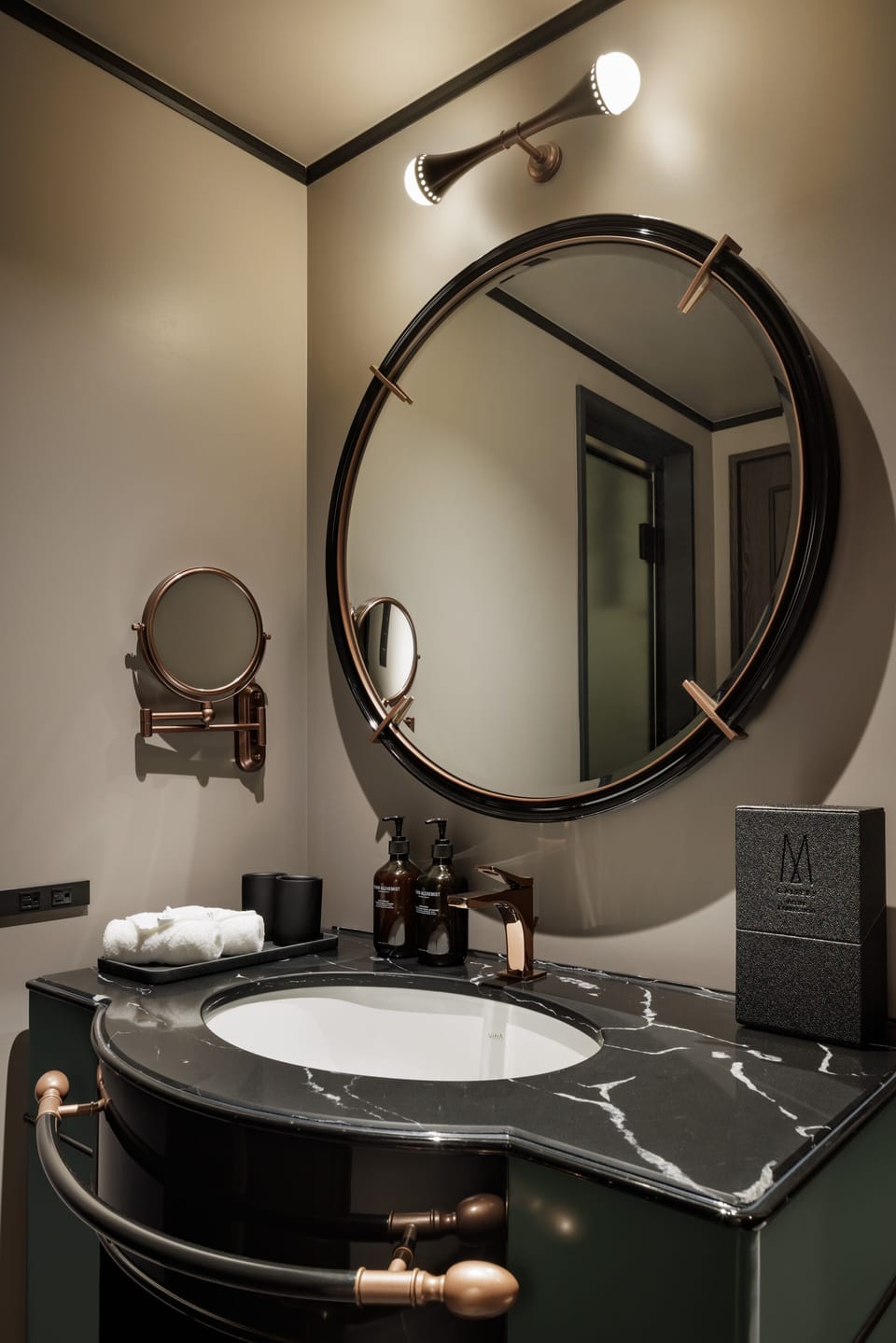 Combined shower/tub, deep soaking tub, free toiletries, hair dryer