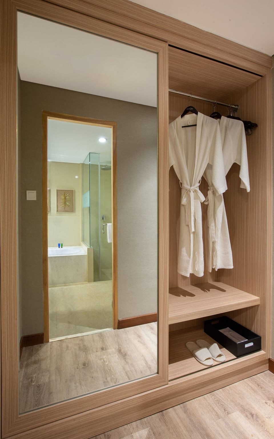 Suite | Desk, bed sheets