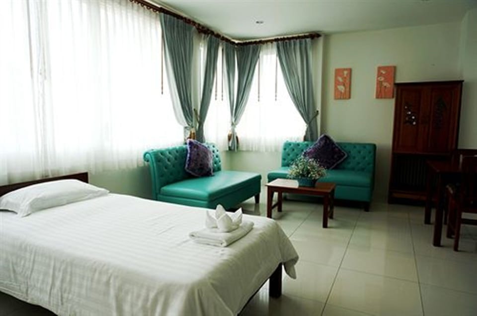 Deluxe Triple Room | Desk, free WiFi, wheelchair access