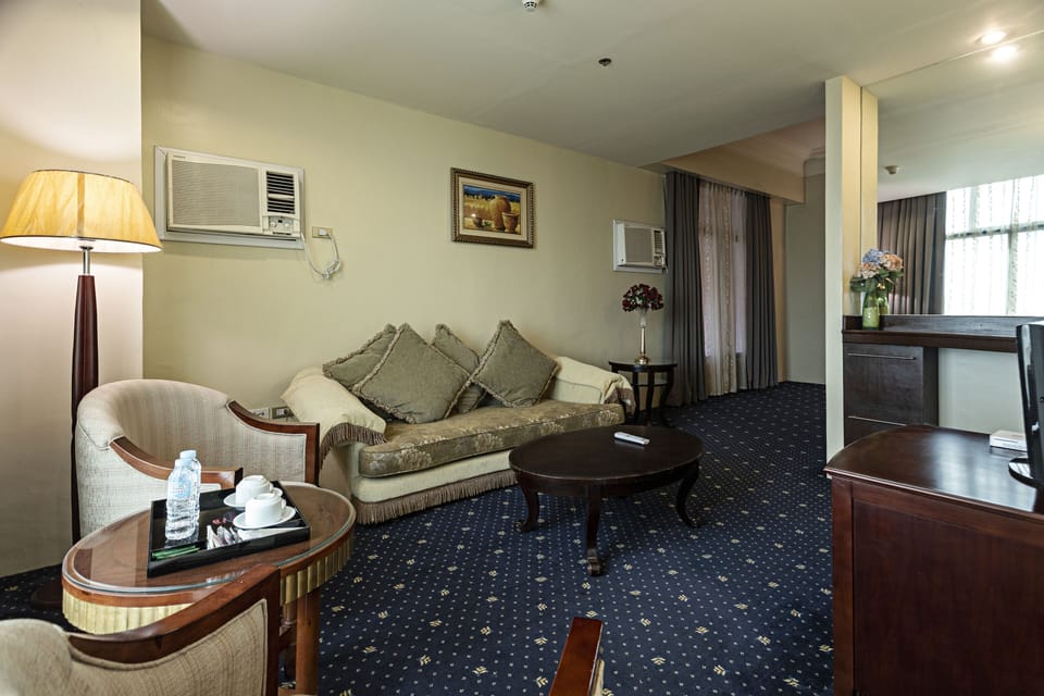Sarrosa Suite Double | Living room | TV