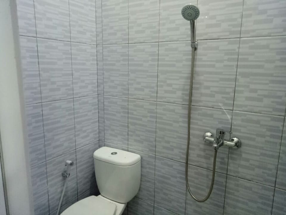 Standard Room | Bathroom | Shower, towels, soap, shampoo