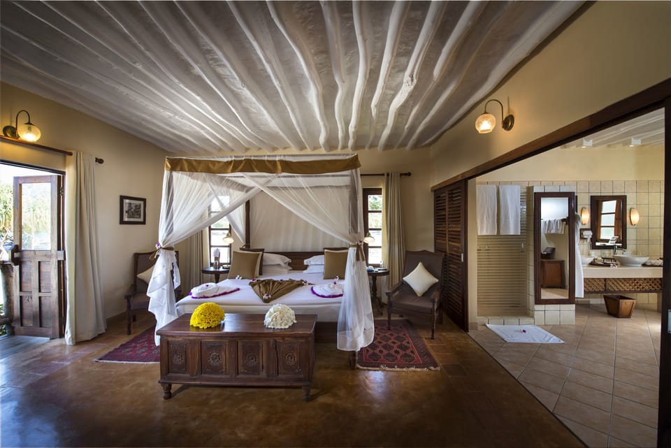 Beach Front Suite | Bathroom | Shower, free toiletries, hair dryer, towels